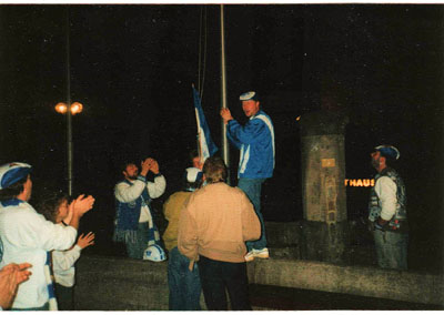 Flaggenparade vor dem Rathaus